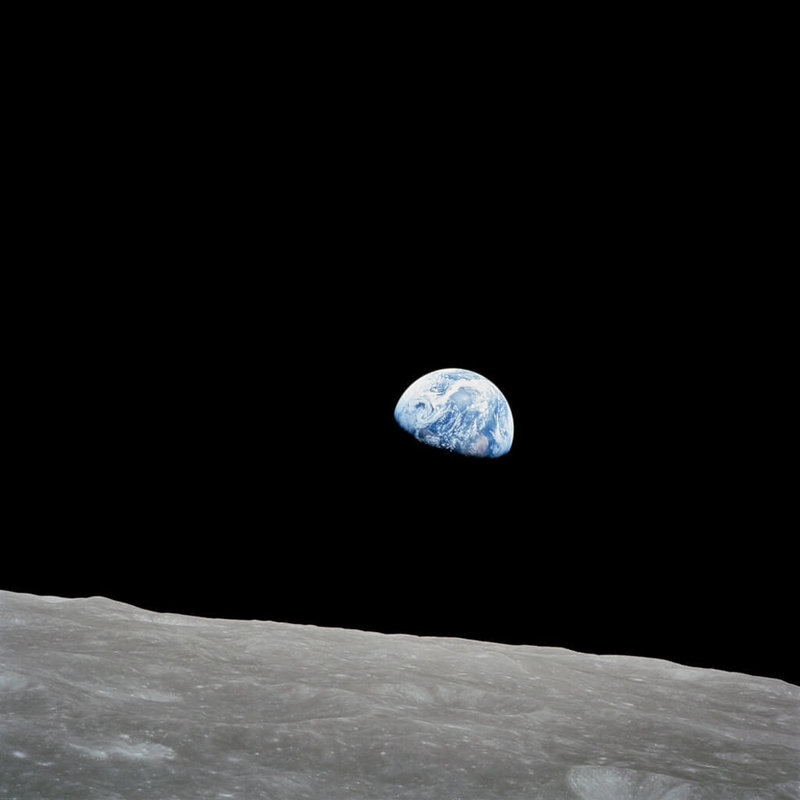 「地球升起」(Earthrise)是1968年執行阿波羅8號任務的美國太空人,透過月球拍攝地球。即將在2026年參與繞月任務的女性太空人科克(Christina Koch)認為,這張照片改變人們看待地球的方式,而她也因此著迷。(NASA提供)中央社記者李若韻巴黎傳真 114年10月6日