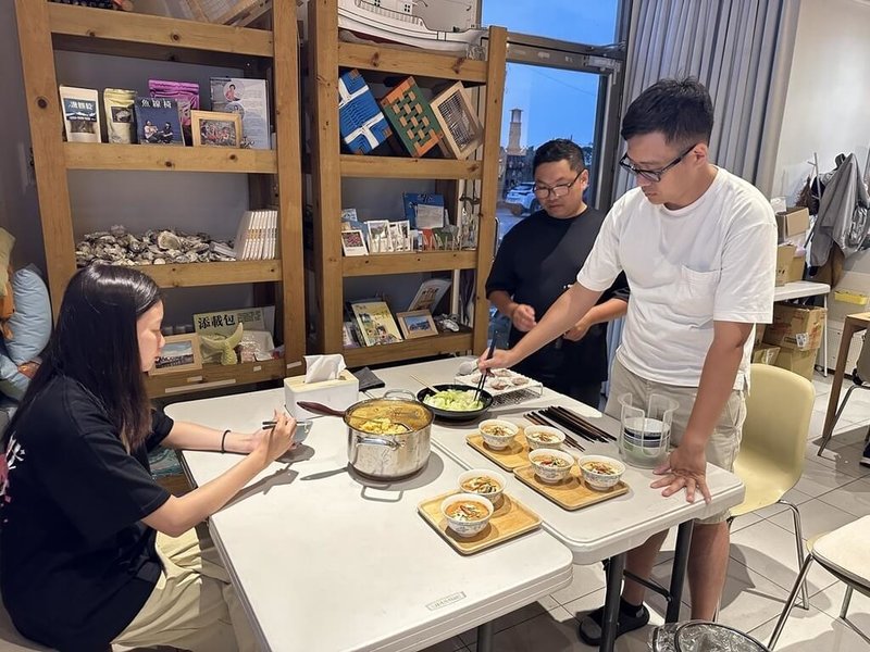 青年宋修宇在「大小港邊，熱帶漁林」共享空間舉辦「泰國食魚文化」分享會，分享泰國各大魚市場與傳統小吃的觀察，探討泰台兩地的食魚文化差異與連結。（青年署提供）中央社記者許秩維傳真　114年10月6日