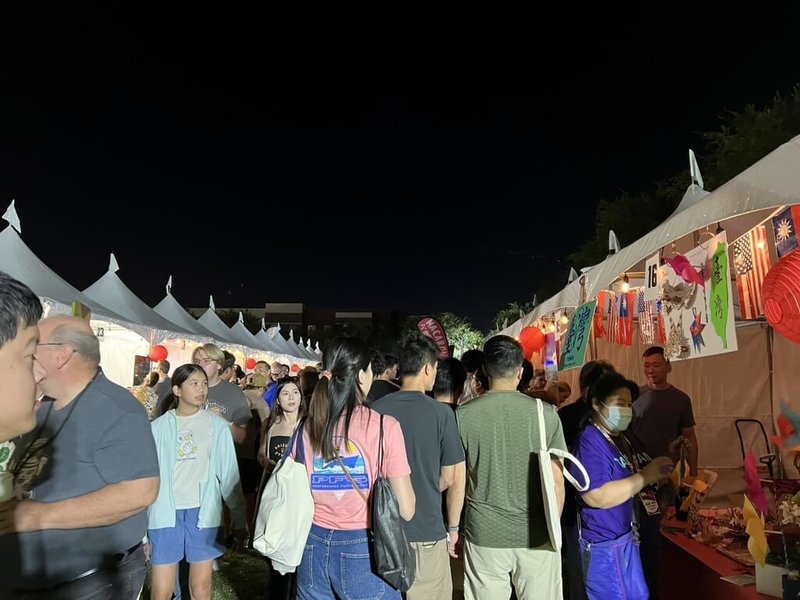 美國亞利桑那州鳳凰城舉行雙十國慶活動,在大學校園內文化攤位宣傳台灣,掛台灣與美國國旗。(駐洛杉磯辦事處提供)中央社記者林宏翰洛杉磯傳真 114年10月6日
