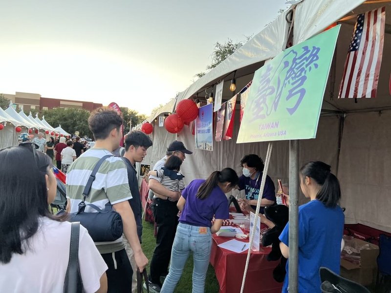美國亞利桑那州鳳凰城舉行雙十國慶活動,僑胞擺設攤位,向美國不同族裔介紹台灣。(駐洛杉磯辦事處提供)中央社記者林宏翰洛杉磯傳真 114年10月6日