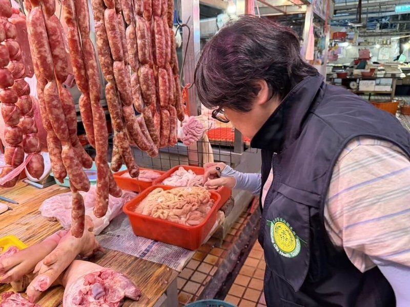 黑心豬腸事件引發全台關注，高雄市衛生局6日持續於各地市場及餐飲業等大腸販售相關通路展開稽查，累計至今完成423處查核，並於現場以試劑抽驗篩檢過氧化氫，累計完成78件，結果皆陰性，全數符合規定。（高雄市衛生局提供）中央社記者蔡孟妤傳真　114年10月6日