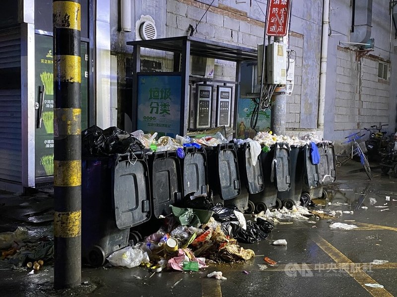有不少工人至北京南六環附近的馬駒橋尋找工作。圖為街邊的垃圾桶堆滿垃圾。中央社記者謝怡璇北京攝 114年10月6日