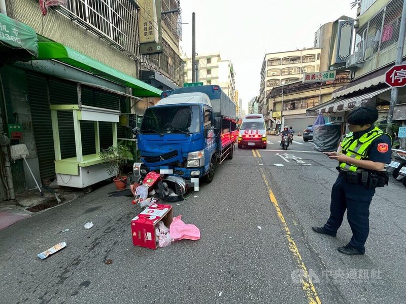 黃姓女子6日上午駕駛小貨車欲前往送貨，行經台中市西區1處路口時，與騎機車準備前往擺攤的陳劉姓女子發生碰撞，機車騎士送醫後傷重不治。（翻攝照片）中央社記者蘇木春傳真 114年10月6日