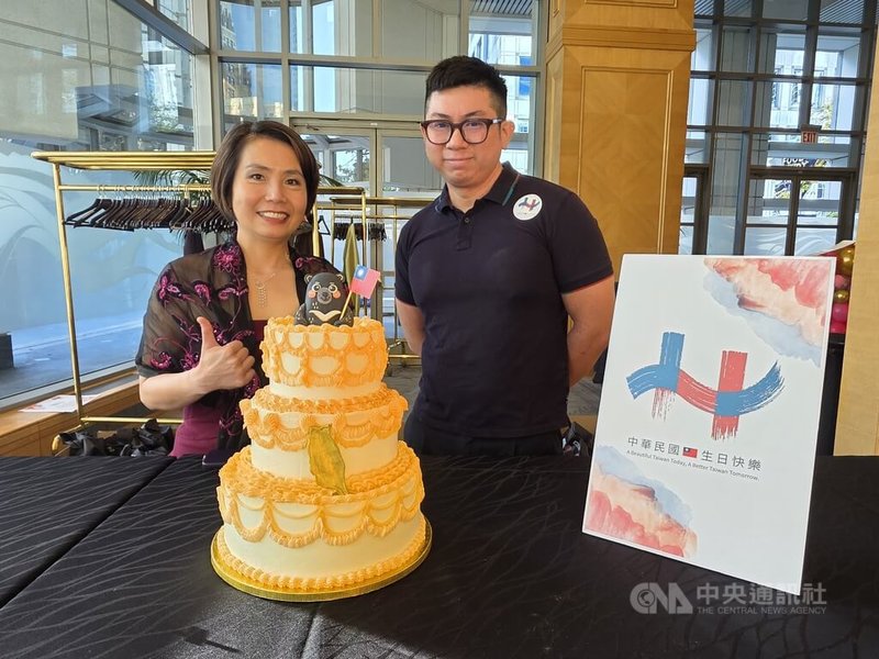 擅長烘培的越南裔加拿大人DJ(右)非常喜歡台灣,親手製作了具有台灣風情的蛋糕祝賀中華民國生日快樂。駐溫哥華辦事處處長劉立欣(左)感謝加拿大不同族裔對台灣的支持。中央社記者程愛芬溫哥華攝 114年10月6日