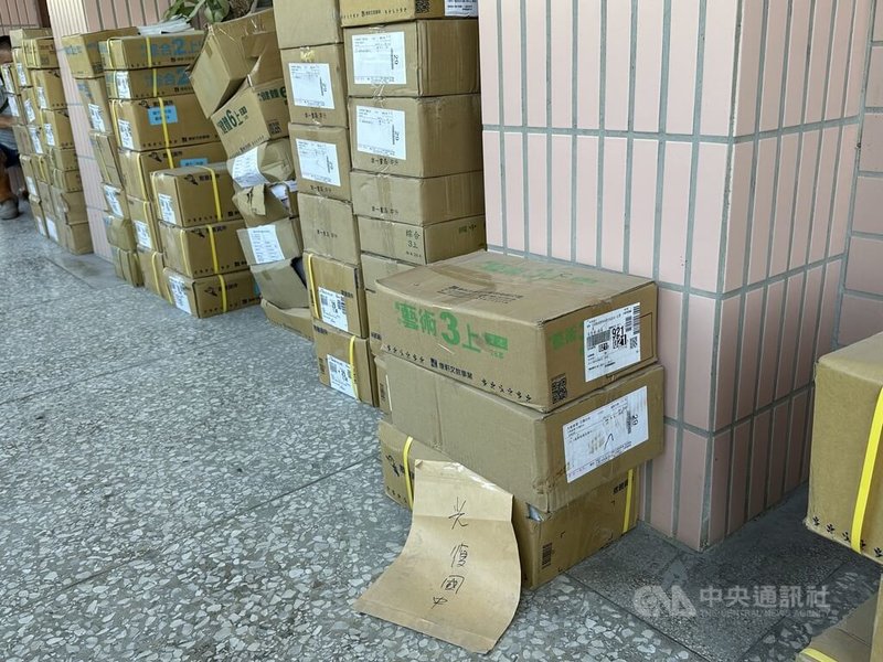花蓮馬太鞍溪堰塞湖洪災第14天,部分清淤完成,受災嚴重的光復國中、及災民暫時安置的光復國小7日恢復上課。校長黃建榮說,受災泡水的課本,教育處已撥補學生的課本。中央社記者李先鳳攝 114年10月6日