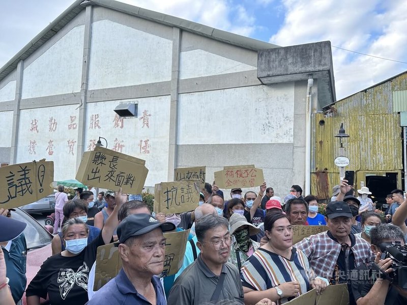 花蓮堰塞湖溢流致災,花蓮縣政府發放每戶新台幣5萬元慰助金,但大進村、大全村、南富村未納發放範圍,村民認為補償不公,6日集結陳情到縣府前進指揮所外抗議。中央社記者李先鳳攝 114年10月6日