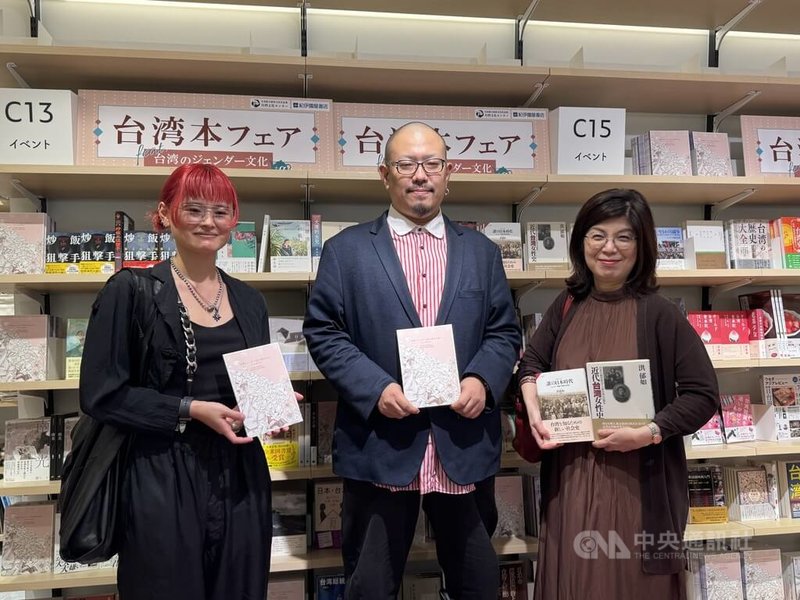 台日合作的「台灣月書展」今年邁入第4年,邀請SNET台灣編纂「台灣書旅-性別中的文化台灣」小冊。小冊由100KG公司的負責人設計師川原樹芳(中)、設計師大柴千尋(左)設計。內容介紹一橋大學學者洪郁如(右)著作「近代台灣女性史」等書籍。中央社記者楊明珠東京攝 114年10月6日