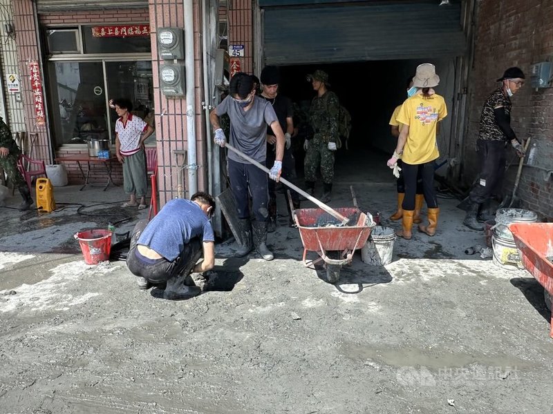 花蓮馬太鞍溪堰塞湖溢流重創光復鄉，「鏟子超人」們持續到當地擔任志工協助清淤，統計中秋3天連假進出光復車站逾12萬人次。圖為志工協助清溝情形。中央社記者李先鳳攝　114年10月6日