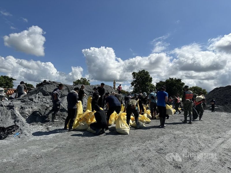 花蓮馬太鞍溪堰塞湖溢流重創光復鄉,來自各地的「鏟子超人」連假期間也持續湧入當地擔任志工,在保安寺由於有大量土砂堆積,志工現場裝填防汛砂包,將鋪設到農田邊坡上。中央社記者李先鳳攝 114年10月6日