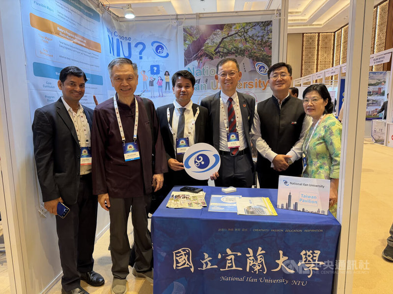 台灣10所學校組團到印度參加高教展,希望招收優秀印度學生到台灣就讀。圖為國立宜蘭大學在高教展的攤位。中央社記者李晉緯新德里攝 114年10月6日