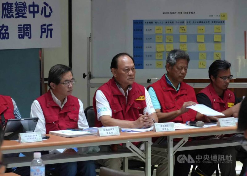 中央災害應變中心前進協調所6日記者會，總協調官季連成（右3）說明4項救災重點，包含將花蓮鳳林鎮列為重要救援區。中央社記者黃郁菁攝 114年10月6日