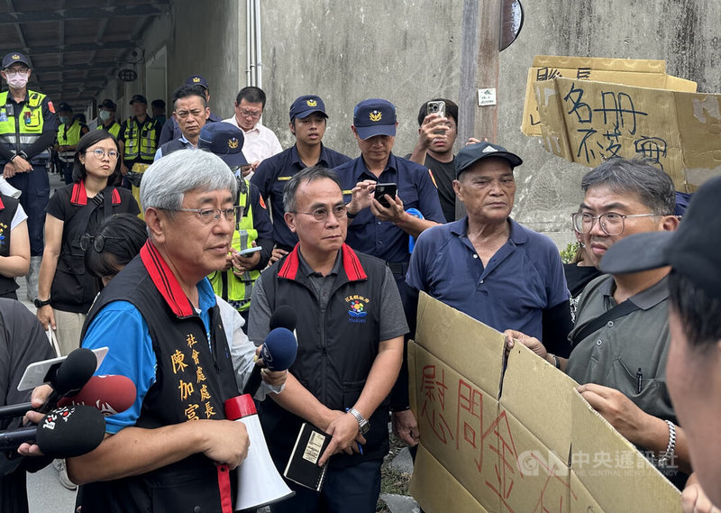 花蓮縣政府發給堰塞湖溢流受災戶的慰助金未納入大進村、大全村、南富村,村民6日到縣府前進指揮所外抗議,縣府社會處長陳加富(前左)出面表示,村民有損失訴求可匯集起來,若認為因救災造成生活影響,也可以寫成陳情案,縣府受理後就會處理。中央社記者李先鳳攝 114年10月6日