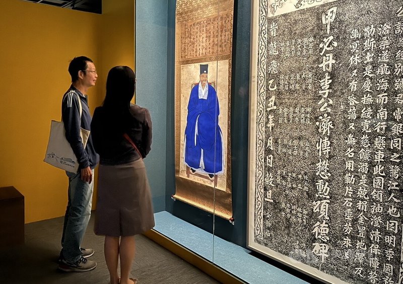 故宮南院新一期特展「抵岸–海洋東南亞的文化交會」即日起至2026年1月4日展出,呈現馬六甲青雲亭「李為經肖像」及「甲必丹李公濟博懋動頌德碑拓本」等文物。中央社記者蔡智明攝 114年10月6日