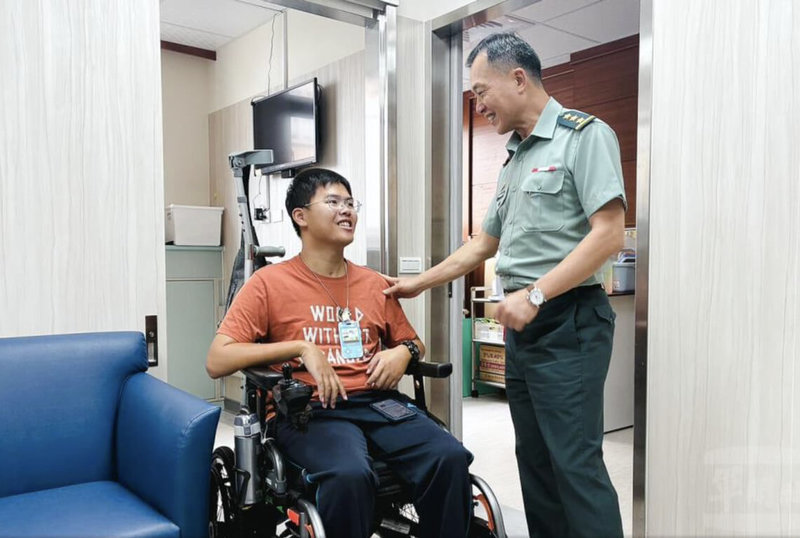傘兵秦良丰（左）民國107年跳傘時重傷，事後憑藉驚人意志力存活，鼓舞各界，並在去年退伍任職軍醫院，國防部副部長鍾樹明上將（右）3日前往慰勉。（軍聞社提供）中央社記者游凱翔傳真　114年10月6日