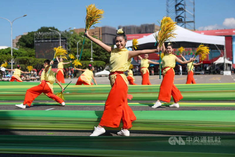 雙十國慶即將到來,國慶籌備委員會6日下午在總統府前舉辦114年國慶大會預演,台中市私立新民高中表演藝術科學生頂著豔陽帶來精彩演出,展現青春活力。中央社記者吳家昇攝 114年10月6日