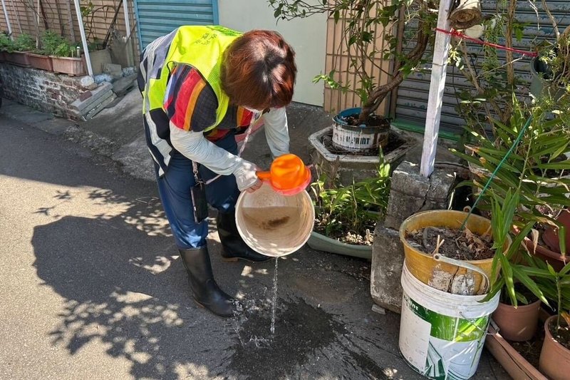 桃園市政府環保局6日表示,本土登革熱疫情桃園市現蹤,環保局立即啟動緊急防治機制,除鎖定確診個案周圍200公尺熱區噴藥防治,個案所在里及相鄰里別也由志工每2日巡檢,徹底清除病媒蚊孳生源。(桃園市政府環保局提供)中央社記者吳睿騏桃園傳真 114年10月6日