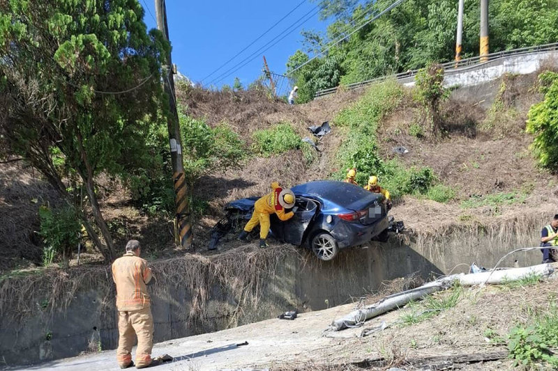 台南市左鎮區4日上午發生1死2傷車禍，遭撞機車騎士傷重不治，肇事自小客車滑落邊坡，車上2人一度受困，由消防人員協助脫困送醫。（讀者提供）中央社記者楊思瑞台南傳真　114年10月6日