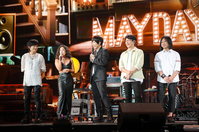 樂團五月天壓軸登上5日「超犀利趴14」的演出,並跟新科金曲台語歌后李竺芯(左2)一同合唱「軋車」。(相信音樂提供)中央社記者王心妤傳真 114年10月6日