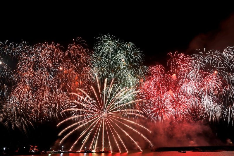 嘉義縣2025東石海之夏海上煙火秀6日中秋夜璀璨登場,長達12分鐘的絢麗煙火秀讓所有觀眾都大飽眼福、驚呼連連,讓嘉義的中秋夜熱鬧非凡。(嘉義縣政府提供)中央社記者蔡智明傳真 114年10月6日