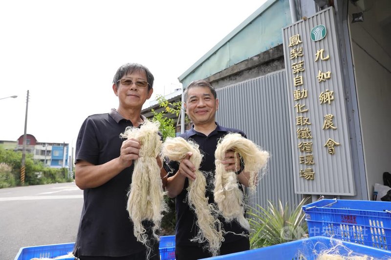 「綠冠有機鳳梨農場」負責人巴錦楙(左)、其友人范永銀接受中央社專訪,介紹「自動化取纖機」研發歷程及機台價值所在。中央社記者張已亷攝 114年10月6日