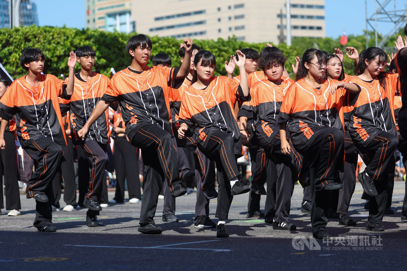 國慶籌備委員會6日下午在總統府前為114年國慶大會進行預演,受邀參與今年大會的新北市私立莊敬高職表演藝術科學子現場帶來熱舞演出。中央社記者吳家昇攝 114年10月6日