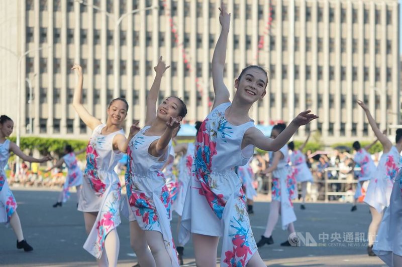 114年國慶大會即將登場,國慶籌備委員會6日在總統府前預演,主題表演之一為客家委員會邀請舞者帶來「台灣細妹 放勢行」,跨界詮釋客家女性生命史與文化韌性。中央社記者徐肇昌攝 114年10月6日
