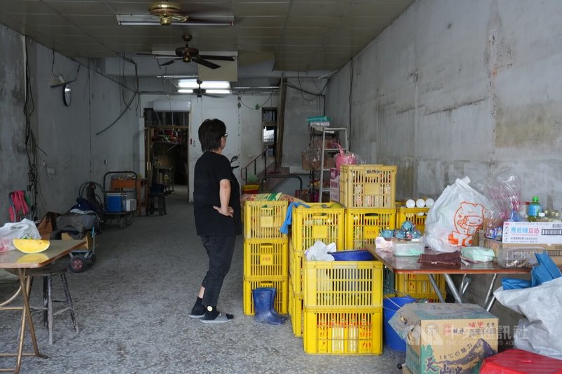 馬太鞍溪堰塞湖溢流重創花蓮光復地區,在地經營30年的黃姓老闆娘受訪時談及未來,忍不住落淚,她說,生意一夕全毀、損失數百萬元,「暫時門可以關就好」。中央社記者黃郁菁攝 114年10月6日