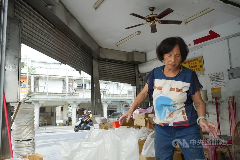 馬太鞍溪堰塞湖溢流讓光復鄉受災慘重,當地陳姓居民原本在1樓經營雜貨店、2樓為旅舍,至6日家中仍堆滿毀損物資。她說,整間店都被大水清空,希望國賠越高越好。中央社記者黃郁菁攝 114年10月6日