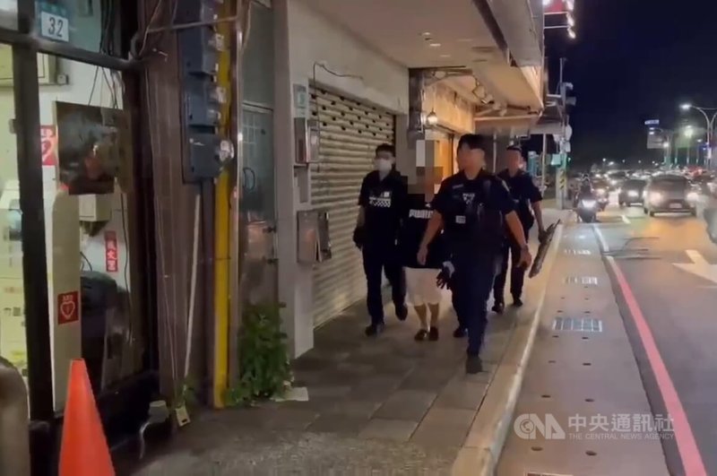 新北淡水區高姓失業男子（白色短褲者）疑不滿老母親出錢讓大家烤肉過中秋、卻不給他錢花用，揚言要砍殺家人，警方透過網路巡邏發現後主動偵辦，將高男逮捕送辦。（翻攝照片）中央社記者王鴻國傳真　114年10月6日