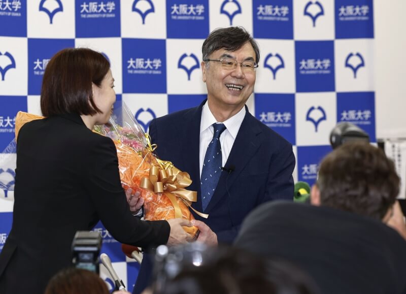 日本大阪大學特任教授坂口志文（右）6日得知獲得諾貝爾醫學獎，接受獻花恭賀。（共同社）