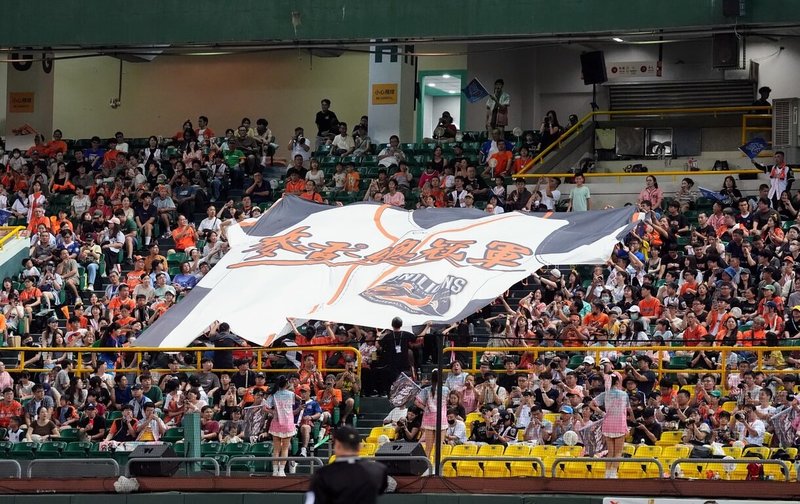 中華職業棒球大聯盟例行賽6日本年度最終戰，統一7-ELEVEn獅隊以澄清湖棒球場為主場迎戰樂天桃猿隊，終場獅隊不敵桃猿吞敗。圖為觀眾席展開加油旗幟畫面。（獅隊提供）中央社記者謝靜雯傳真 114年10月6日