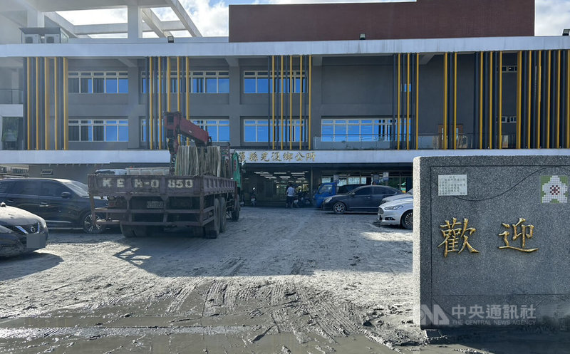 花蓮縣光復鄉災後復原工作持續進行，縣府6日宣布，光復鄉公部門7日恢復正常上班、學校正常上課。圖為仍可見遍地泥濘痕跡的光復鄉公所外觀。中央社記者李先鳳攝　114年10月6日