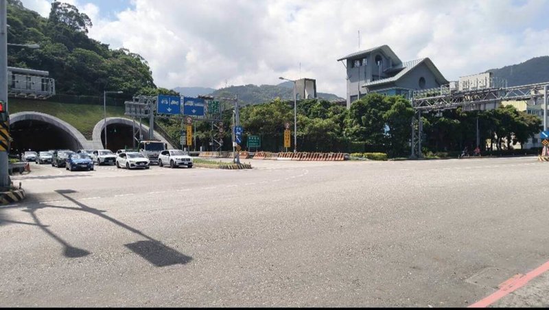 蘇花路廊6日截至上午10時交通全線順暢，公路局東區養護工程分局預估下午3時至5時，北返車流將達到高峰，每小時車流量約800輛次，崇德至大清水路段時速降至約40公里。（讀者提供）中央社記者王朝鈺傳真 114年10月6日