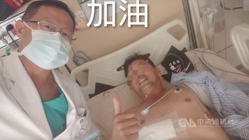 苗栗市日前發生隨機傷人案，案發當下見義勇為的林姓男子（右）多處遭刺傷，經送大千醫院緊急手術後在加護病房治療多日，傷勢趨穩，6日轉入一般病房。（翻攝自馮啟彥臉書）中央社記者管瑞平傳真　114年10月6日