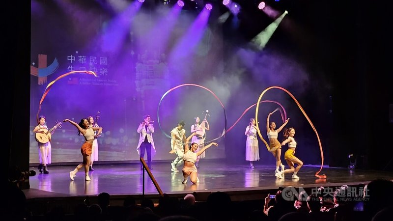 僑務委員會國慶文化訪問團「當代樂坊」5日於阿根廷演出跨界國樂，舞台結合科技燈光、現代舞與體操，將傳統國樂轉化為宛如演唱會般的視覺與聽覺盛宴，與觀眾共同為台灣送上雙十快樂祝福。中央社記者黃韻如布宜諾斯艾利斯攝　114年10月6日