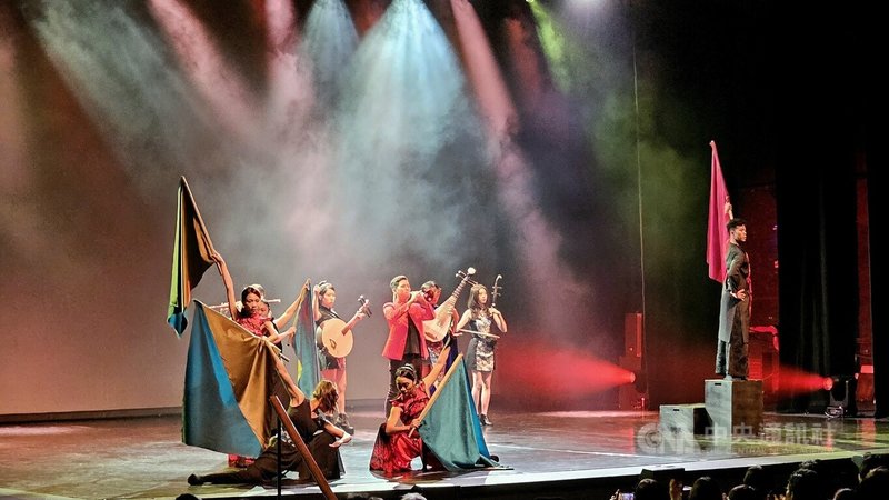 「當代樂坊」國慶文化訪問團赴阿根廷,在曲目「東方傳奇」演出中,舞者以舞蹈呈現關羽征戰沙場的英勇,並以嗩吶、琵琶、二胡、大阮、竹笛交織豐富情感張力,成為觀眾最印象深刻的橋段,也展現跨文化魅力。中央社記者黃韻如布宜諾斯艾利斯攝 114年10月6日