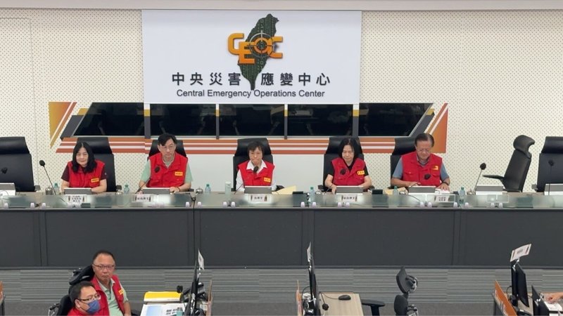 花蓮馬太鞍溪堰塞湖專案中央災害應變中心6日晚間召開工作會議，由指揮官、內政部長劉世芳（後中）主持，劉世芳表示，為避免假訊息影響救災運作，中央已蒐整不實與錯誤假訊息攻擊事件，也請花蓮縣政府進行蒐整及提供，必要時一併移送主管機關進行調查與法律責任追究。（中央災害應變中心提供）中央社記者黃麗芸傳真　114年10月6日