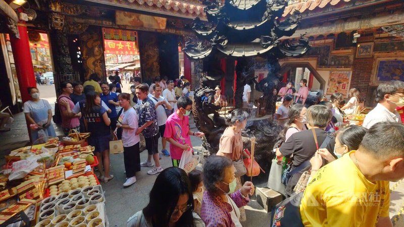 承繼百年傳統，嘉義縣新港鄉奉天宮6日舉辦「開台媽祖契子女中秋回宮團圓祈福典禮」，廟內滿是回宮參拜的契子女。中央社記者蔡智明攝　114年10月6日