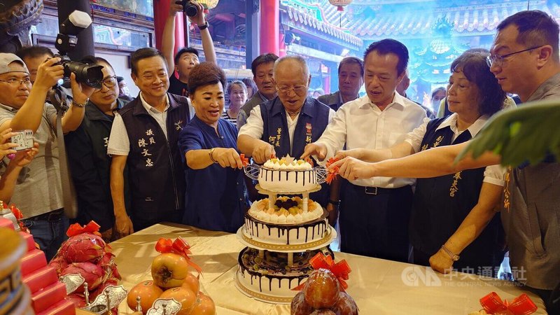 承繼百年傳統,嘉義縣新港鄉奉天宮6日舉辦「開台媽祖契子女中秋回宮團圓祈福典禮」,縣長翁章梁(右3)參與團圓祈福典禮,並切蛋糕分給現場的小朋友。中央社記者蔡智明攝 114年10月6日