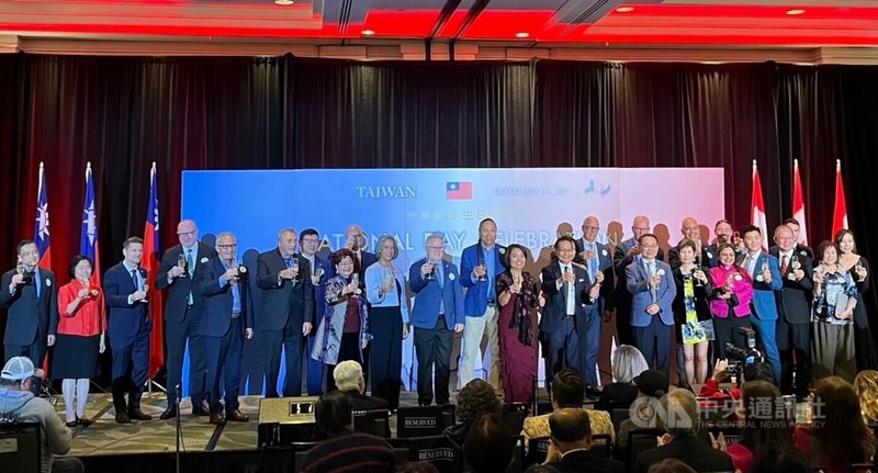 加拿大政商學僑界等近400位貴賓,共同舉杯慶祝中華民國生日快樂。中央社記者程愛芬溫哥華攝 114年10月6日