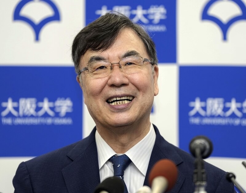 日本免疫學家坂口志文獲得諾貝爾醫學獎,6日在大阪大學召開記者會時展現笑容。(共同社)