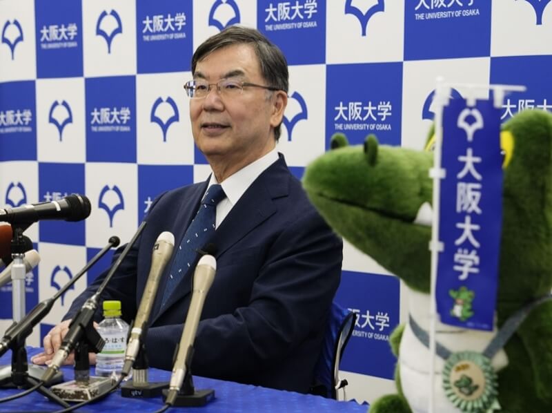 日本免疫學家坂口志文獲得諾貝爾醫學獎，6日在大阪大學召開記者會。（共同社）