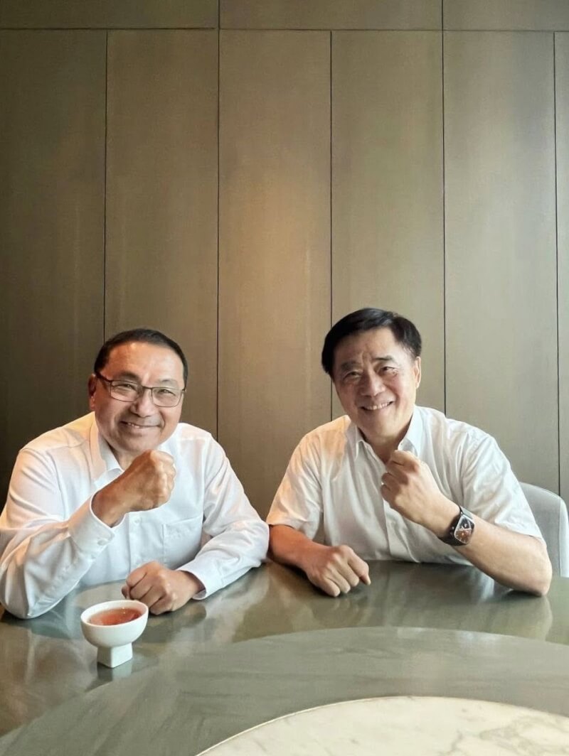 國民黨主席候選人郝龍斌（右）6日拜會新北市長侯友宜（左）。（圖取自facebook.com/haulb）