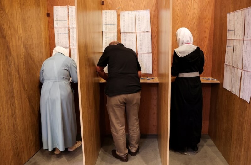 敘利亞選舉委員會5日進行國會大選投票。（路透社）