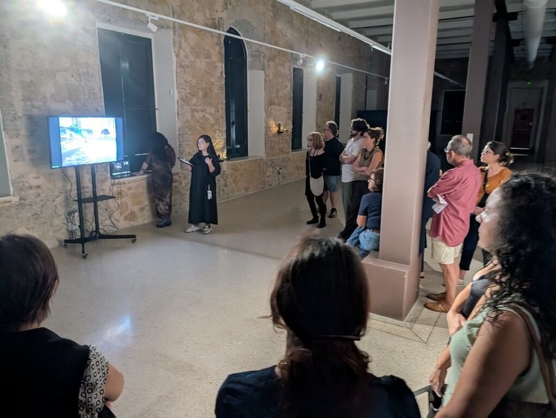 「臺灣回聲」數位藝術專題展覽3日起在西班牙穆西亞市砲兵營文化中心舉行開幕式,駐西班牙代表處文化組特別邀請藝術家蔡宜婷出席開幕講座,為觀眾導覽她的動力裝置系列作品「時間裡的他方」。(蔡宜婷提供)中央社記者胡家綺馬德里傳真 114年10月7日