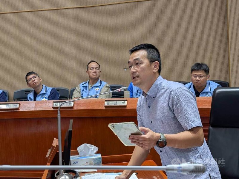 金門縣議會召開臨時會，7日臨時動議議程中，無黨籍縣議員董森堡（前）表示，尚義醫院見證金門戰地醫療史，近期得知將有改建計畫，呼籲金門縣政府保留。中央社記者吳玟嶸攝　114年10月7日
