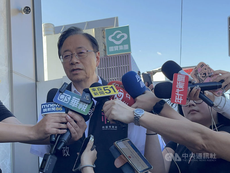 桃園挖土機行老闆林鴻森赴花蓮光復救災時受傷、引發敗血症身亡。桃園市長張善政(圖)7日赴靈堂致哀,受訪時表示,希望家屬仍能有力量繼續往下走,「我跟他們說我們都會一輩子感念鴻森的義舉,他們一點都不會孤單」。中央社記者葉臻攝 114年10月7日