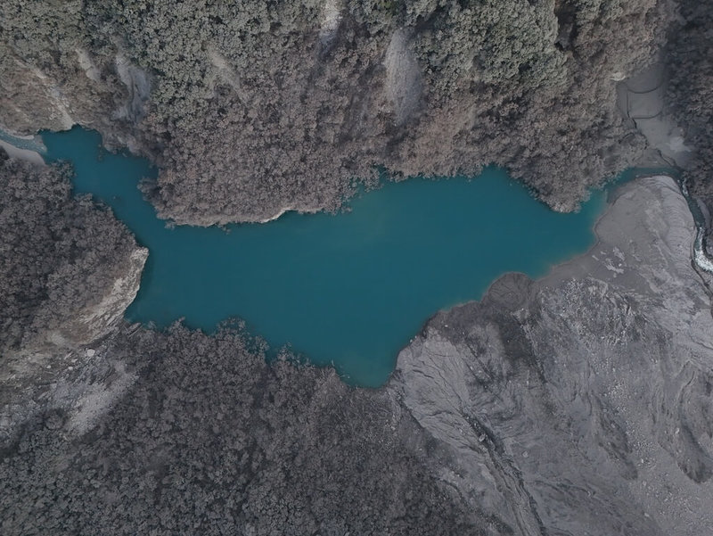 農業部林業及自然保育署花蓮分署7日表示，馬太鞍溪堰塞湖目前蓄水量約為原來量體之溢流前6.4%，仍維持紅色警戒。圖為7日上午堰塞湖空拍情形。（林保署花蓮分署提供）中央社記者盧太城花蓮傳真　114年10月7日