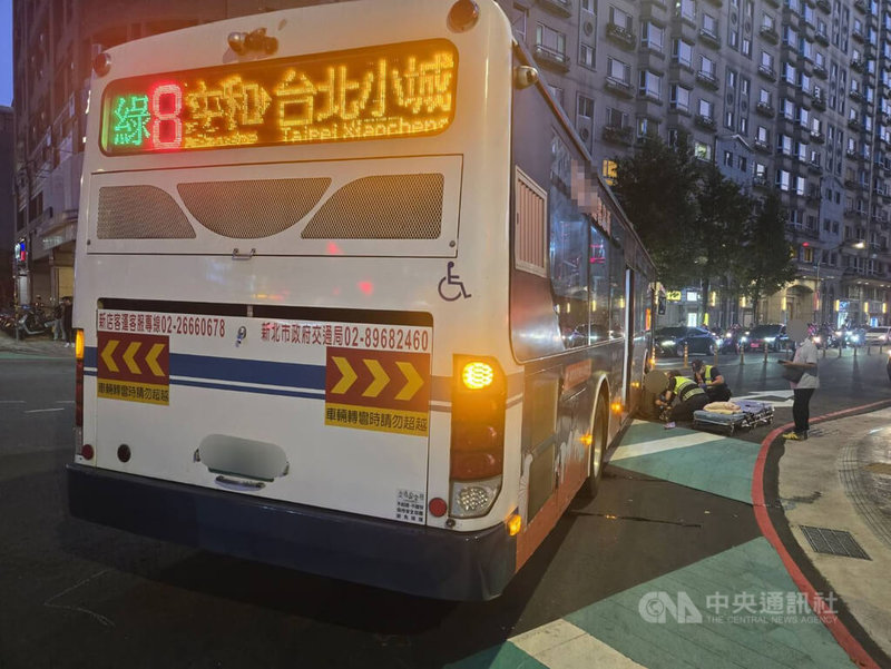 新店客運57歲郭姓駕駛6日晚間在中和區中和路要右轉景安路時未禮讓行人，撞上走在行人穿越道的85歲邱姓婦人，警方與救護人員到場發現婦人雙腿遭輾骨折，協助脫困後送醫，所幸並無生命危險。（翻攝畫面）中央社記者曹亞沿傳真　114年10月7日