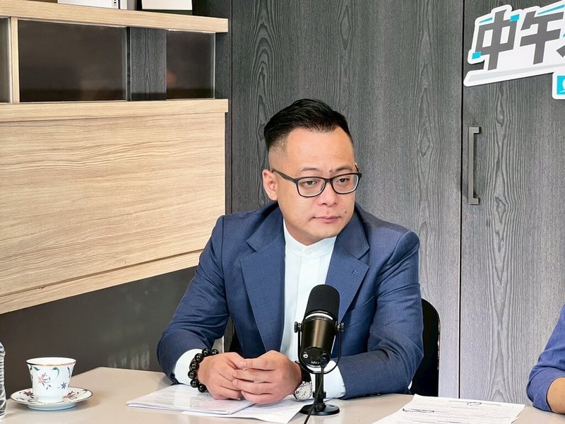基隆市議會議長童子瑋（圖）7日接受匯流新聞網「中午來開匯」主持人黃光芹專訪時，提出拆除崁仔頂明德、至善、親民3連棟大樓，及東岸高架橋，盼恢復旭川河昔日榮景，打造成為河岸景觀大道。（匯流新聞網「中午來開匯」節目提供）中央社記者王朝鈺傳真  114年10月7日